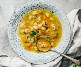 Sopa de verduras variadas con pasta