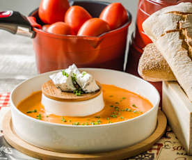 Sopa de jitomate y queso de cabra