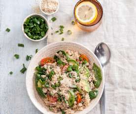 Sałatka mocy z quinoa, awokado i szpinakiem