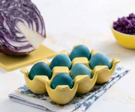 Gotowanie i farbowanie jajek na niebiesko (czerwoną kapustą)