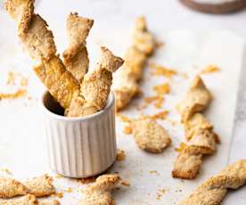 Palitos de pan crujientes con tocino y queso