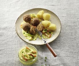 Seitan-Bällchen mit Kartoffeln und Peperoni-Curry-Sauce