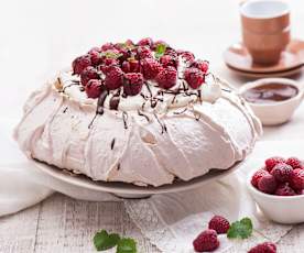 Pavlova czekoladowa z kremem mascarpone i malinami