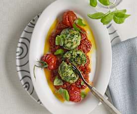 Knodel di spinaci in salsa di pomodoro