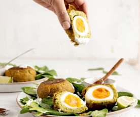 Huevos bañados en falafel con salsa de yogur