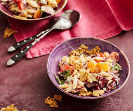 Nudelsalat mit Radicchio und Parmesan-Knusper