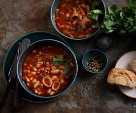 Guiso de judías blancas con calamares y chorizo en cocción lenta
