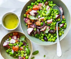 Salade de petits pois, poulpe, tomates et olives