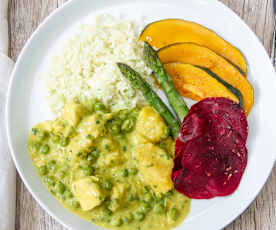 Frango ao curry acompanhado de arroz de couve flor e legumes