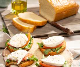 Tostadas keto con jitomate, mozzarella y arúgula