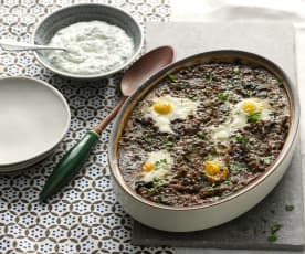 Huevos horneados con lentejas y salsa de queso de cabra