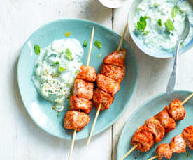 Brochettes tandoori, raïta de concombre