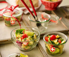 Käsesalat mit Gurke und Tomaten