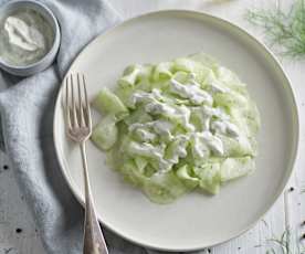 Ensalada de pepino con eneldo y salsa de yogur