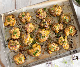 Patatas chafadas con mantequilla de ajo y perejil