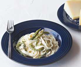 Tagliatelle con salsa de queso y espárragos