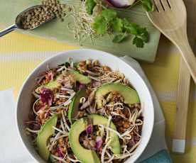 Ensalada de lentejas con brotes y aguacate