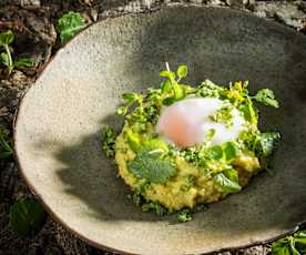 Cremige Polenta mit Wildkräuterkäse und pochiertem Ei