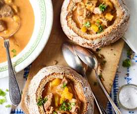 Gulaschsuppe im Brot