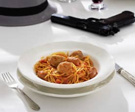 Espaguetis con albóndigas y salchichas (El Padrino)