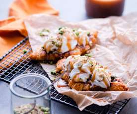 Tartine de croissant avec sauce caramel et chantilly