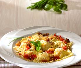 Ravioli de requesón con salsa de berenjena