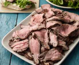 Spalla di agnello a cottura lenta con vino rosso e rosmarino