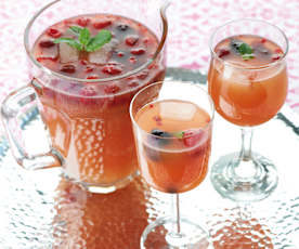 Sangria de vinho rosé com frutos silvestres