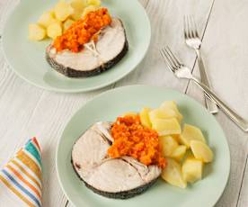 Merluza con patatas y salsa de tomate para dos