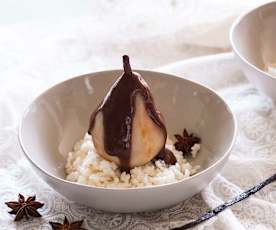 Riz au lait, poires pochées et sauce chocolat