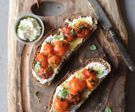 Tostadas con ricotta y tomates asados