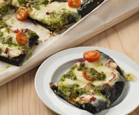 Pizza nero di sepia con pulpo y pesto de almendra