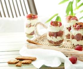 Vasitos de mascarpone, uvas y galletas caramelizadas