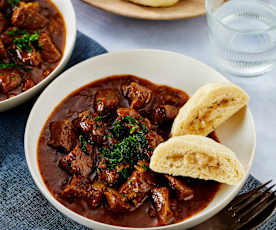 Kräutergulasch mit gefüllten Dampfnudeln