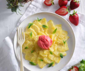 Carpaccio de piña con sorbete de fresa