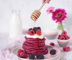 Różowe pancakes z serkiem waniliowym