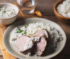 Lombinho de porco com molho de cogumelos e arroz
