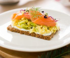Salada nórdica de couve e maçã com salmão fumado