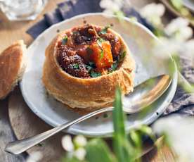 Wacholdergulasch im Roggenbrötchen