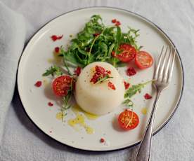 Weißes Paradeismousse mit Rucola und Paradeisflakes