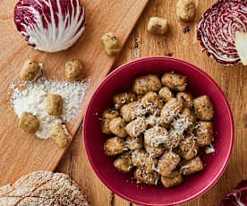 Gnocchi di pane con radicchio e luganega