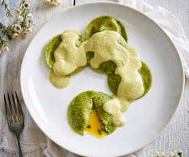 Ravioli com ovo de codorniz e molho de curgete