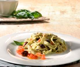 Tagliatelle al basilico al sugo di olive e pomodori