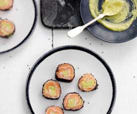 Rolo de salmão com abacate