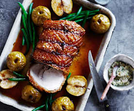 Lomo de cerdo asado con manzanas y judías verdes
