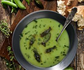 Studená hrášková polévka s bylinkovými ledovými kostkami