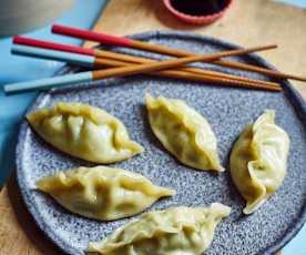 Teigtäschchen mit Zucchini und Geflügelhackfleisch (饺子)