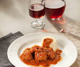 Carrilladas de cerdo con tomate y guarnición de arroz blanco