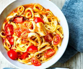 Bouillon de fettucine à l'encre de seiche et fruits de mer - Edélices