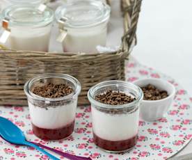 Yogur con coulis de fresa y virutas de chocolate